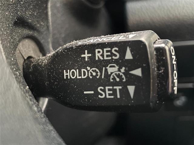 【　クルーズコントロール　】高速道路で便利なクルーズコントロールも装着済み。アクセルを離しても一定速度で走行ができる装備です。加速減速もスイッチ操作でOKです。