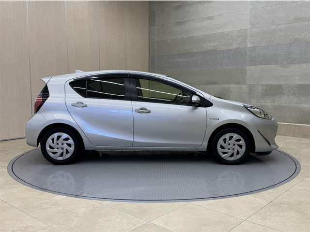 「中古車ハイブリッド保証」付き。ハイブリット機構を無償で保証します。保証期間は初度登録年月から10年目まで、または3年間の長い方。但し累計走行距離が20万km以内。