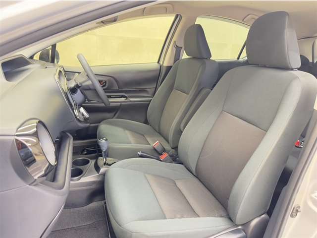 トヨタ中古車「まるごとクリーニング」施工済。外装はもちろん内装はシートを外して見えない所まで徹底洗浄しています。