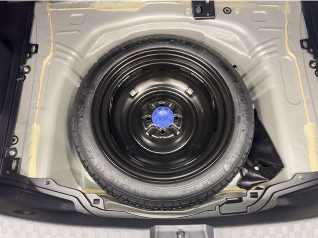 今ではオプションになってしまったスペアタイヤが装備されています。万が一の時に役立ちます☆☆