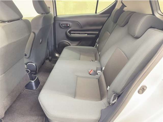 コンパクトながらリアシートもスペースをしっかり確保！「まるごとクリーニング」も実施済です。