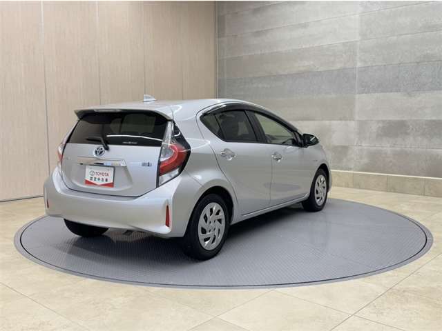 全車1年間の走行距離無制限のロングラン保証付きです。また、さらに安心をお求めの方には1年～2年の保証延長ができる「ロングランα保証」（有償）もお選びいただけます。