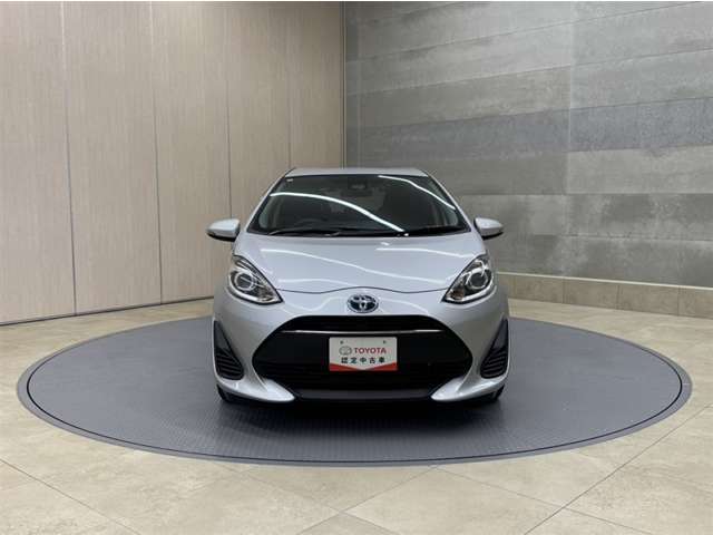 お車購入のポイントとなるフロントマスクです！シャープな目つきが印象的なデザインのヘッドランプです。