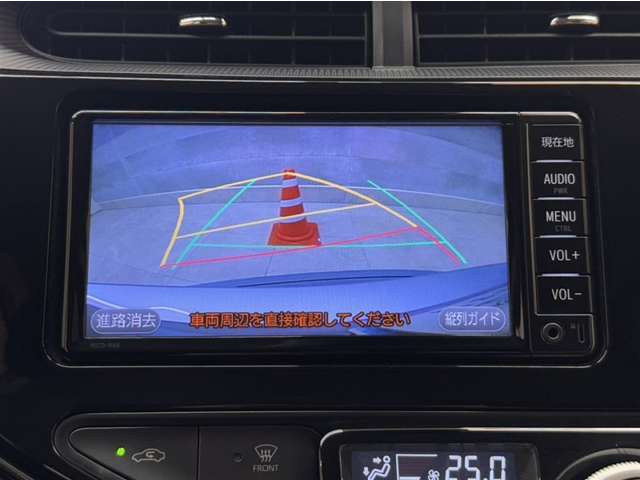 バックガイドモニター付きです。車の後方に小型カメラが付いており、バックする際の後方の様子をモニター上に表示します。