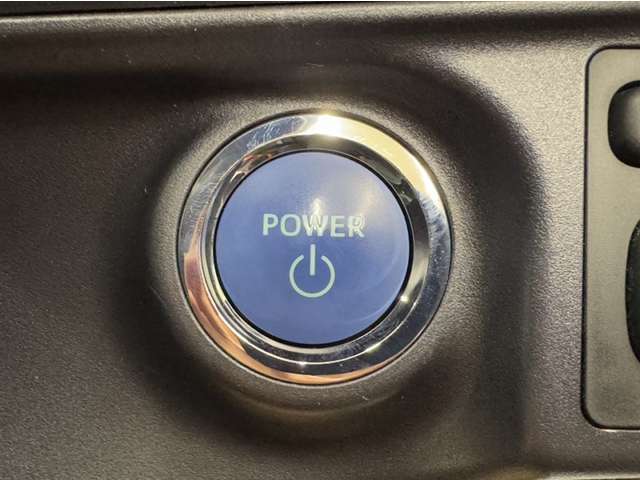 エンジンスタートボタンです。キーが車内にあれば、エンジンの始動・停止はブレーキを踏んでスイッチを押すだけ！キーを取り出す手間を省き、ワンプッシュでエンジンを操作するので簡単でスムーズです。