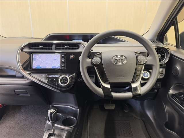 インテリアは黒を基調としたシックなデザインになっています。見通しの良いすっきりした視界で運転もしやすいです。