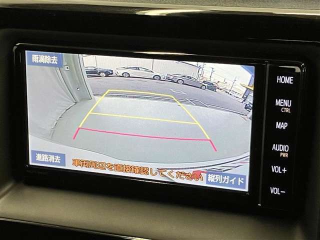 こちらのバックカメラは画面にラインが表示されておりますので、バック持のクルマの進行方向の目安になります。より高いレベルで車庫入れをサポートする、便利な機能ですね。