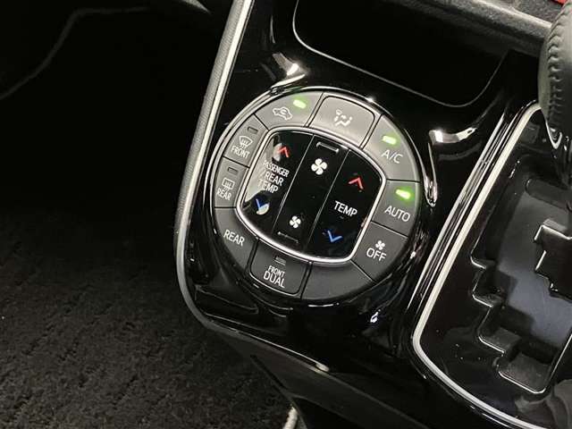 デュアルエアコンとは、運転席と助手席で、個別に温度設定ができる機能です。気温の感じ方は、人それぞれ違うもの。乗る人に優しい機能ですね。