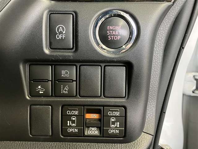両側パワースライドドアです。両手が荷物でいっぱいの時、どちらからでもドアの開閉がラクラクです♪安全装置も付いているので、お子様の乗り降りも安心の便利機能です。