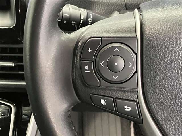 運転中、オーディオの操作をしてて、ハッとしたことはありませんか？ステアリングスイッチは、運転中でもハンドルでオーディオの操作が可能です。安全なドライブをサポートします。