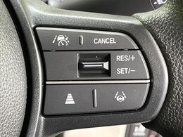 【アダプティブクルーズコントロール】高速道路での長距離走行が楽に！！自動で速度を保つクルーズコントロールが、衝突軽減システムと連携し、前方の車両を感知して車間を保つように速度調節してくれます！！