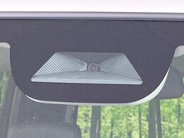 【ホンダセンシング】走行中に前方の車両等を認識し、衝突しそうな時は警報とブレーキで衝突回避と被害軽減をアシスト。より安全にドライブをお楽しみいただけます。