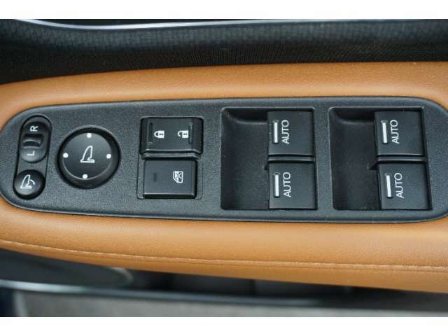 【パワーウィンドウ】運転席スイッチを操作することで、運転席から全席の窓の開閉が可能です。珍しい全席Auto仕様です。【電動格納ミラー】運転席のボタンでサイドミラーの自動格納や角度調整ができる装備です！