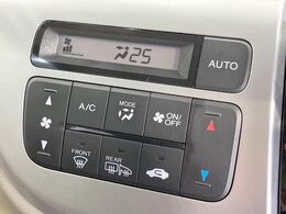 【オートエアコン】一度お好みの温度に設定すれば、車内の温度を検知し風量や温度を自動で調整。暑い…寒い…と何度もスイッチ操作をする必要はありません。快適な車内空間には必須の機能ですね♪