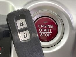 【Hondaスマートキー】カバンやポケットに入れたままでもドアの施錠・解錠が可能なスマートキーを装備。エンジンのオン・オフ時もカギを取り出す必要が無いからとっても便利です♪