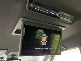 【フリップダウンモニター】大画面モニターで後席でもエンタメをお楽しみいただけます。小さなお子様にも大人気の装備です♪