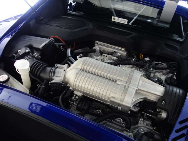 3.5リッターDOHC6気筒  VVT-iエンジン+スーパーチャージャーは出力350ps　トルク400Nmを発生許容回転数は7,000rpm　　速度は271キロまで到達　（カタログ値）