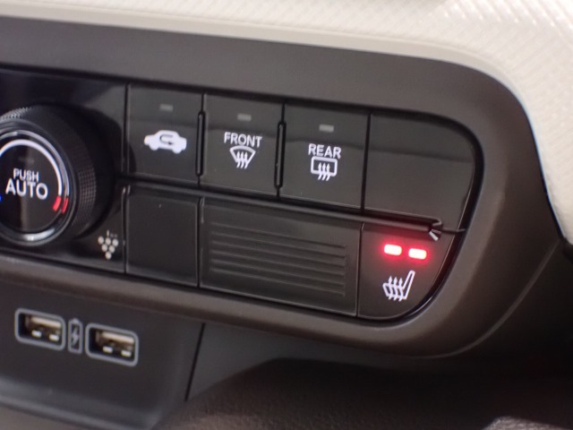 【シートヒーター】が装備されています。温度調整も「Hi/Low」の切り替えができお好みの設定で快適なドライブを楽しめます。腰から下が暖まると、暖房よりも体があったまりますよ。