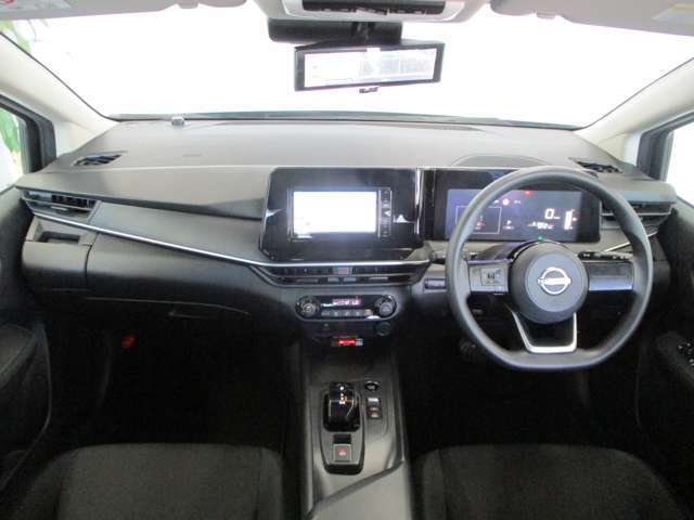 黒を基調としたスタイリッシュなデザインの運転席です。衝突被害軽減ブレーキ、レーンキープアシストなどの安心装備付き！