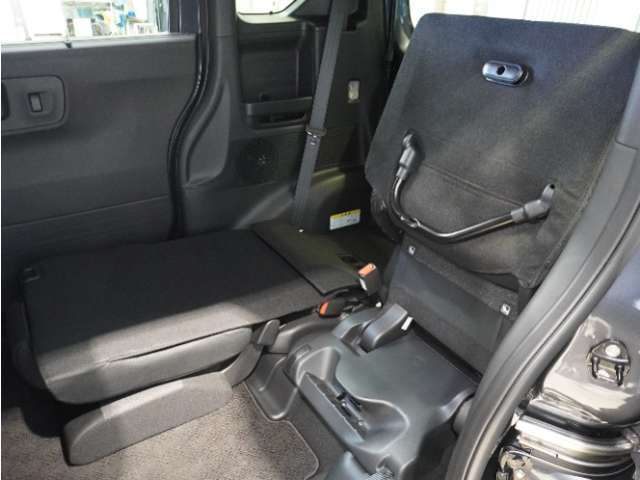 【チップアップ＆ダイブダウンシート】はね上げれば高さのある荷物、倒せば長い荷物も収まります。はね上げて、倒して変化するシートで使いやすさをアレンジ。