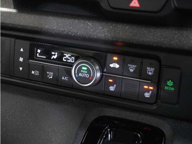 【オートエアコン】温度を設定すれば自動で快適な車内温度を保ちます。エアコン内部の高性能脱臭フィルターで車内のアレルゲンや花粉を除去。