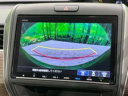 【バックカメラ】駐車時に後方がリアルタイム映像で確認できます。大型商業施設や立体駐車場での駐車時や、夜間のバック時に大活躍！運転スキルに関わらず、今や必須となった装備のひとつです！