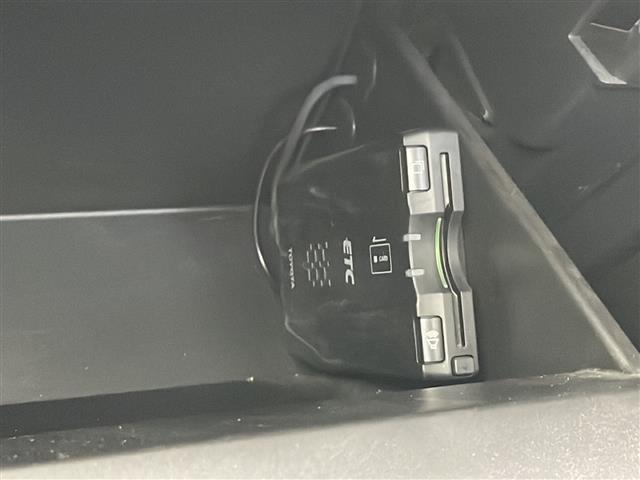 【ETC】有料道路を利用する際に料金所で停止することなく通過できる、ETC車載器（ノンストップ自動料金収受システム機器）が装備されています。セットアップを行うことで利用可能になります。