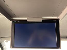 【純正後席ディスプレイ（フリップダウンモニター）】後部座席からも、DVDや映画、ライブ映像、YouTube動画など様々な動画が楽しめ、ドライブが退屈しません！