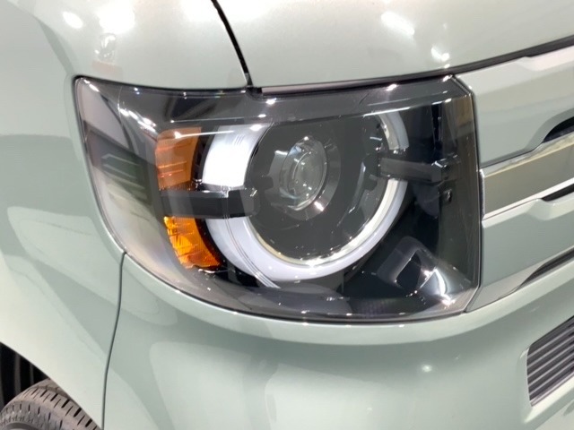 LEDヘッドライトは、点灯の瞬間から最大光量を発揮し、突然暗くなるトンネルなどでの安定感を高めます。