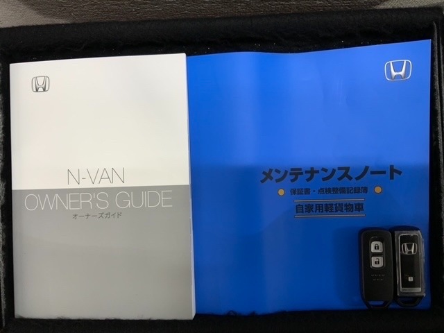 スマートキーは鍵をバッグに入れたままでもドアロックの開閉やエンジンのON・OFFができます。夜間や雨の日も鍵を探さなくて良いので便利です。