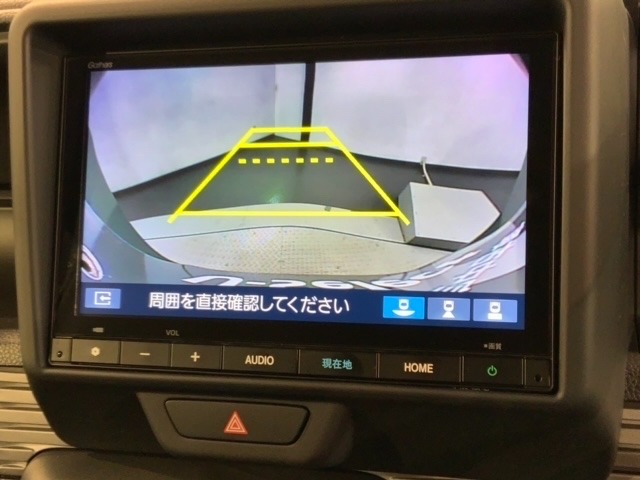 リバースギアに入れるだけで後方の表示へ切り替わります。夜間や雨の日の駐車も楽になりますよ。