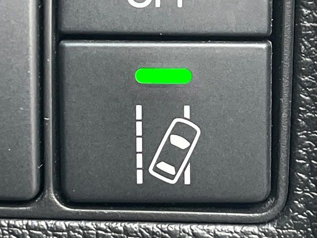 【車線維持支援システム】高速道路走行時、車線からはみ出しそうな時にステアリングを制御。より安心・安全な運転をサポートしてくれます！