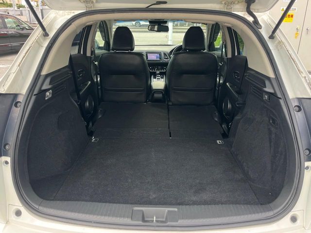 後席を格納すると、これだけの広さが！シーンに合わせたシートアレンジで、大きな荷物も積むことが出来ます♪