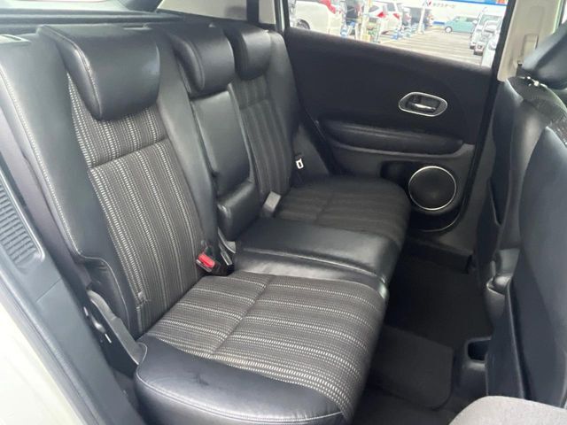 後部座席も気になるようなキズ・汚れやへたり等、大きなダメージはなく、良好な状態です。
