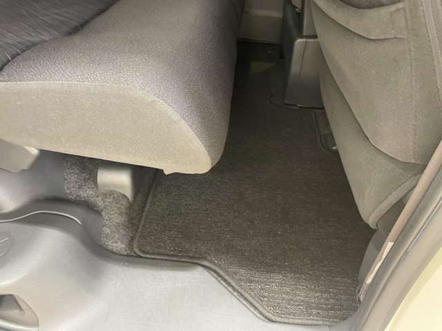 足元が綺麗だとお車全体が綺麗な印象ですね♪