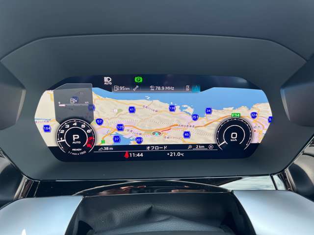 車両メーター部　モニター内表示変更ができ、スピードメーターを小さく表示させることも可能です。