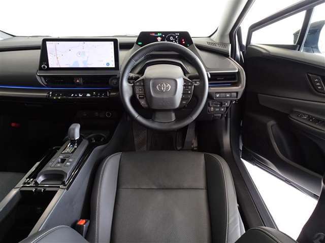 革巻きステアリングで快適な操作性の運転席です。