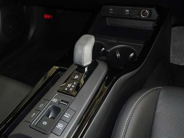 電動パーキングブレーキ・ブレーキホールドを装備してます。ホールド機能は信号待ちが多い一般道で疲労軽減になり、大好評です！