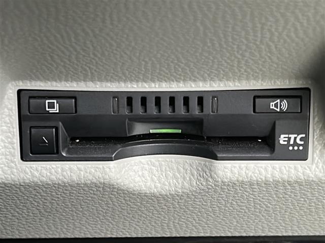 【ETC】有料道路を利用する際に料金所で停止することなく通過できる、ETC車載器（ノンストップ自動料金収受システム機器）が装備されています。セットアップを行うことで利用可能になります。