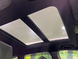 【パノラマルーフ】大型のガラスルーフ搭載で車内の解放感が一気にアップ！開放的なドライブをお楽しみいただけます。