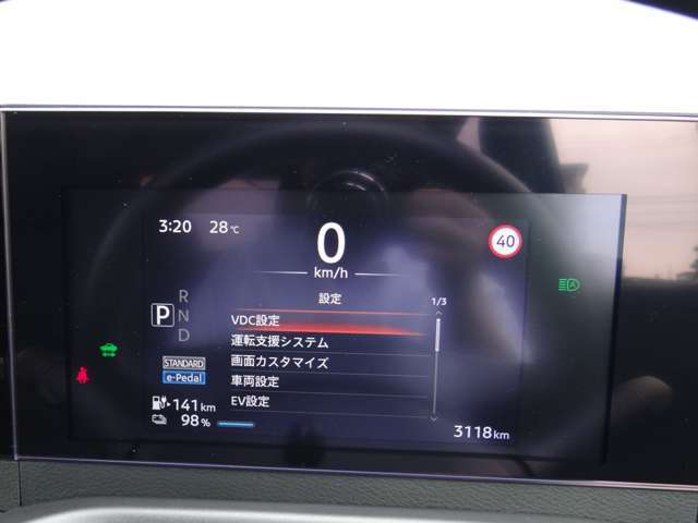 車両情報を鮮やかに表示する先進的な各メーター類。スポーティなデザインのステアリングが走りの期待を高めます。