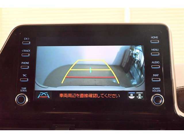 バックガイドモニター（バックモニター）付き。車両後方の映像をナビ画面に表示し、駐車などの後退操作をサポートします。