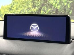 【10.25インチマツダコネクト】車内の雰囲気にマッチした大型ディスプレイ。スマホ接続でのナビ使用やBluetooth再生等、様々な機能が楽しめます。直感的なダイヤル操作が可能で、使い勝手も良好です。