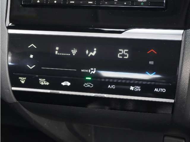 ◆オートエアコン装備◆　お好みの温度を設定をするだけで、後は、自動で風量を調節してくれます！快適にドライブが楽しめます。