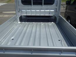 荷台はキャビンの下が掘ってあるので奥まで長いものを入れることが可能です！