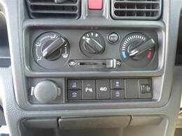 コーナーセンサーなど安全装備多数！4WDの切替もボタン一つです！