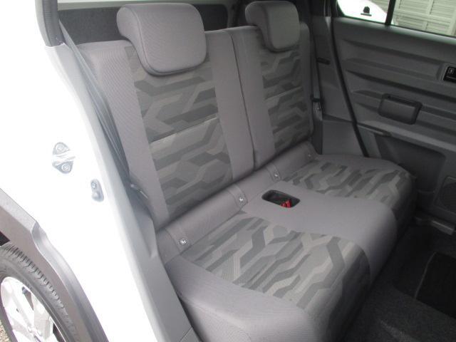 足もとも広くゆったりと座れるリアシートです。