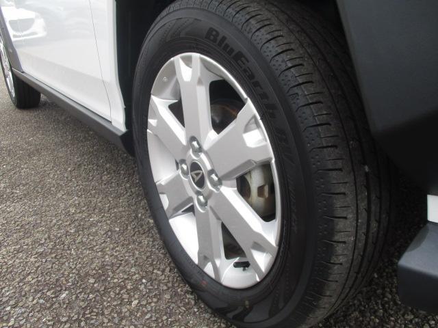 シルバー塗装の純正15インチアルミホイールです。