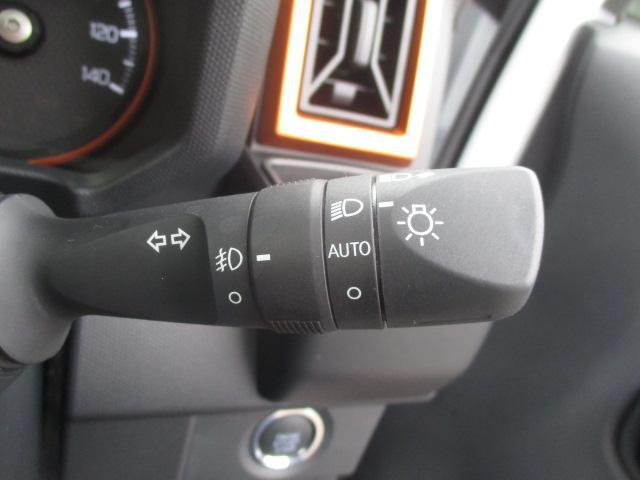 周囲の明るさをセンサーが感知してヘッドライトを自動点灯・消灯してくれるオートライトシステムです。