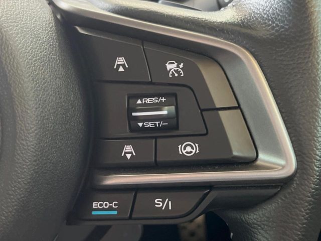 【全車速追従機能付クルーズコントロール】高速道路での長距離走行が楽に！！自動で速度を保つクルーズコントロールが、衝突軽減システムと連携し、前方の車両を感知して車間を保つように速度調節してくれます！！